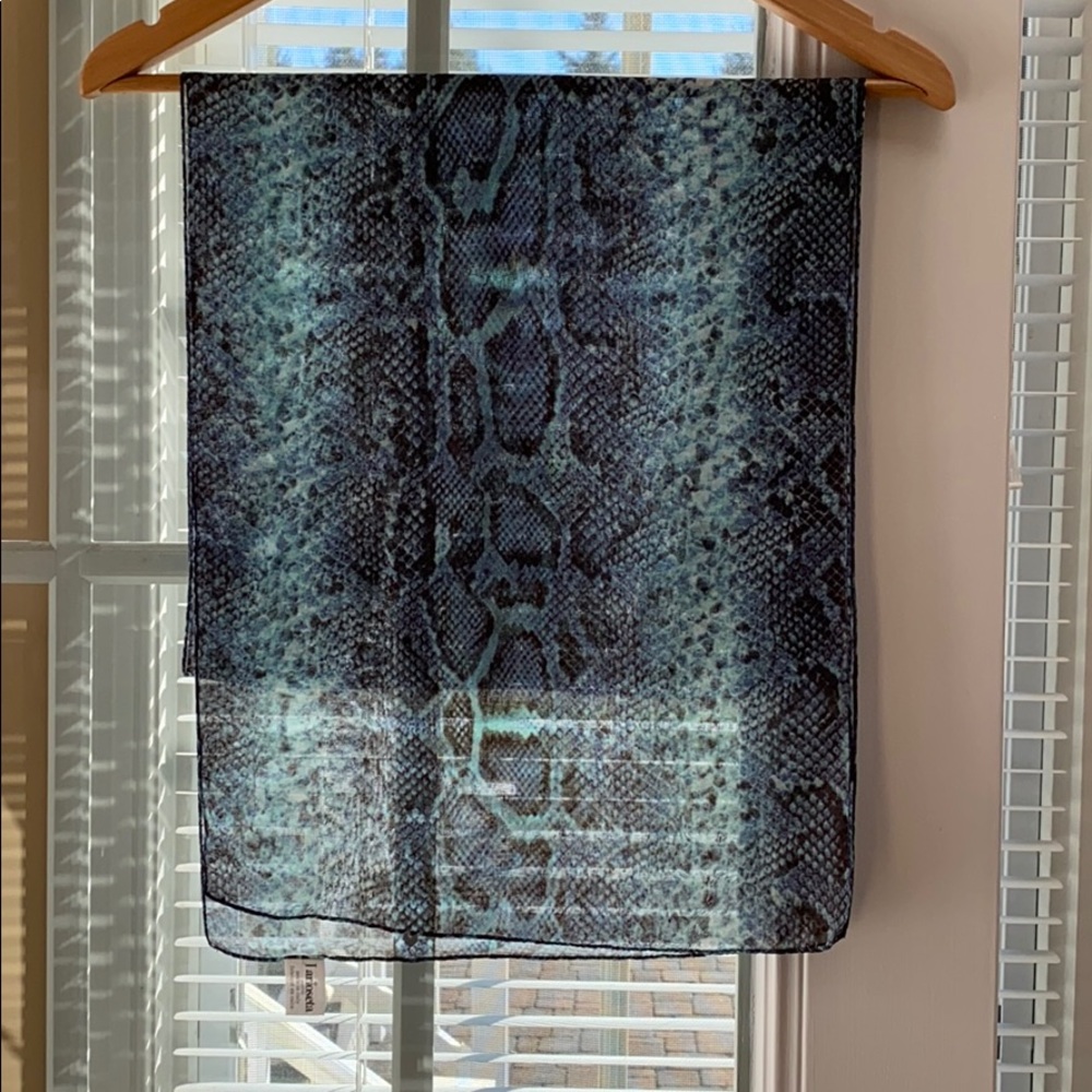 Larioseta Women’s Snakeskin Scarf